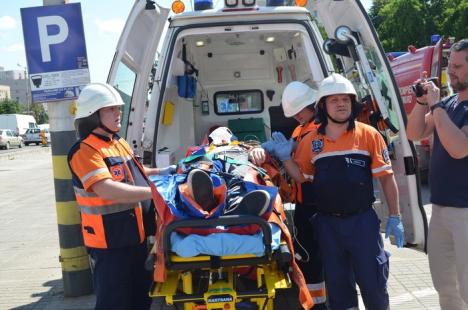 Road Safety: Salvatorii specialişti şi studenţii de la Medicină au simulat un accident rutier (FOTO)