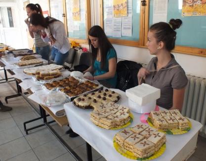 "Cake Day": Tinerii vând prăjituri de casă, pentru bătrânii şi orfanii din Bihor 