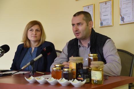 Mai tare ca Manuka! Doi întreprinzători din Bihor demonstrează calităţile antibacteriene superioare ale mierii româneşti (FOTO / VIDEO)