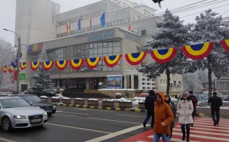 Modă de Oradea! Pentru că i-a plăcut ce a văzut la noi, primarul din Suceava a împodobit oraşul cu cocarde tricolore (FOTO)