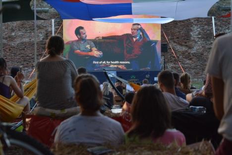 Festivalul de film în aer liber a debutat cu succes. Prima proiecţie: documentarul 'Doar o răsuflare', realizat de o orădeancă (FOTO)