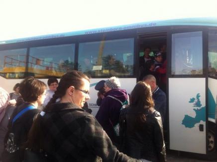 Peste 100 de călători ai CFR, blocaţi în Gara Şuncuiuş, pentru că tunelul e închis şi autobuzele care trebuiau să îi preia nu au mai ajuns