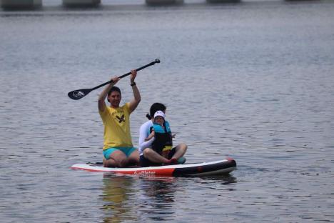 Hai pe apă! Un cuplu din Bihor promovează un sport nautic nou, care poate fi practicat la orice vârstă, indiferent de condiția fizică (FOTO)