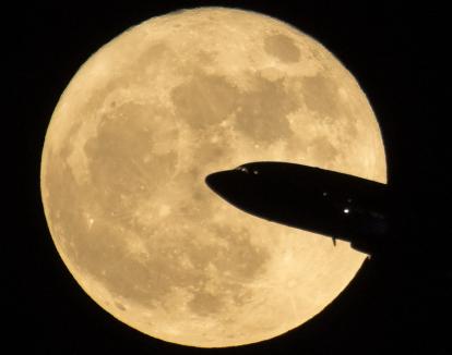 Spectacol pe cer: Când putem vedea Superluna albastră, cea mai strălucitoare lună plină din 2024