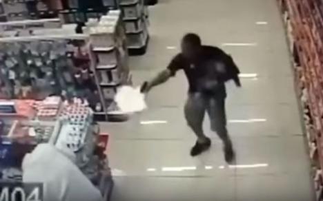 Super poliţistul: A împuşcat doi infractori periculoşi în timp ce îşi ţinea copilul într-o mână! (VIDEO)