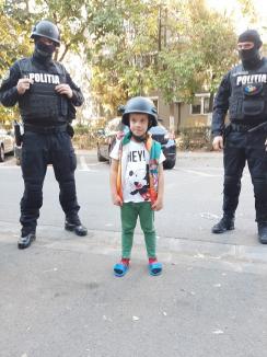 Surpriza uriaşă pregătită de părinţii unui băieţel de 6 ani din Oradea, de ziua lui. Mascaţii au apărut la uşa blocului, cu cadouri (FOTO / VIDEO)