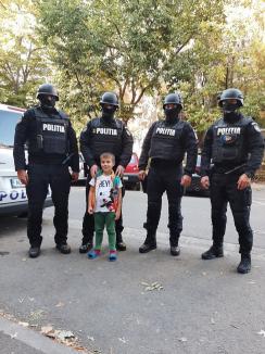 Surpriza uriaşă pregătită de părinţii unui băieţel de 6 ani din Oradea, de ziua lui. Mascaţii au apărut la uşa blocului, cu cadouri (FOTO / VIDEO)