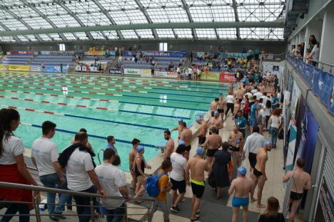Record la Swimathon: 333 de înotători la Bazinul Olimpic şi peste 170.000 de lei strânşi (FOTO)