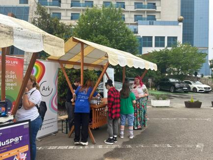 Efort în bazin și încurajări în tribune, pentru cauze importante și oameni „cu lipici”: cum a arătat noua ediție a Swimathon la Oradea (FOTO)