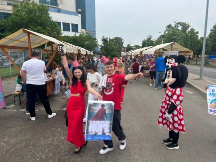 Efort în bazin și încurajări în tribune, pentru cauze importante și oameni „cu lipici”: cum a arătat noua ediție a Swimathon la Oradea (FOTO)