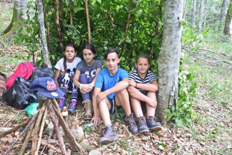 Natura pe primul loc: 18 elevi bihoreni au petrecut o săptămână la cort, în mijlocul munților (FOTO)