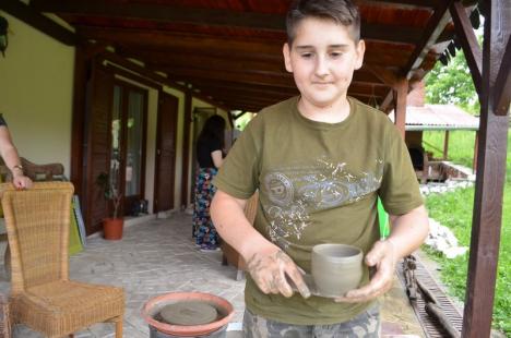 Ca pe vremuri: 60 de elevi au descoperit tradiţiile aproape uitate din Ţara Beiuşului (FOTO)
