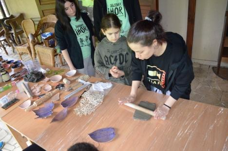Ca pe vremuri: 60 de elevi au descoperit tradiţiile aproape uitate din Ţara Beiuşului (FOTO)