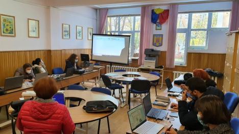Dotări smart, din economii: Toţi profesorii unui colegiu din Oradea au primit tablete grafice, ca şcoala online să fie mai uşoară