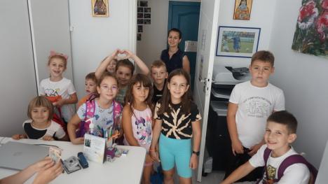 Surpriză pentru Mihai Neşu: Mai mulţi copii din Oradea au vândut tablouri pictate de ei şi au donat banii fundaţiei fostului fotbalist (FOTO/VIDEO)