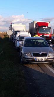 Tamponare cu 5 maşini pe DN 1, în Oşorhei: Şoferul unui TIR nu a respectat distanţa (FOTO)