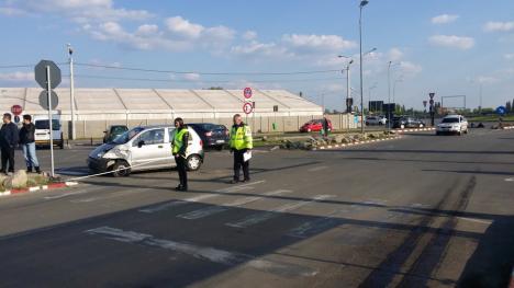 Accident lângă Auchan: Şoferiţa unui Nissan nu a oprit la Stop şi a izbit un Matiz (FOTO)