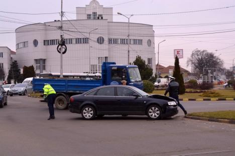 Audi vs. Opel, în Calea Aradului: Un şofer din Dolj a forţat intrarea în intersecţia cu Bulevardul Decebal (FOTO/VIDEO)