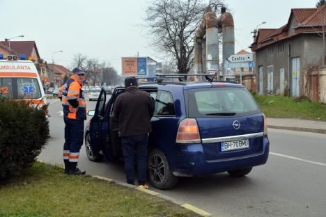 Audi vs. Opel, în Calea Aradului: Un şofer din Dolj a forţat intrarea în intersecţia cu Bulevardul Decebal (FOTO/VIDEO)