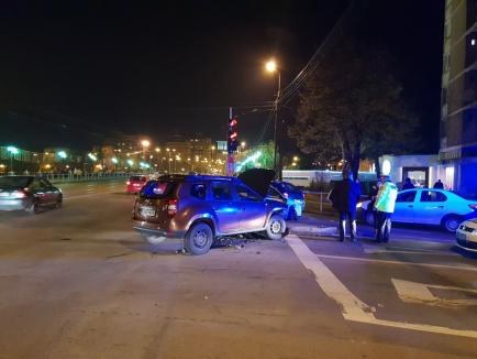 Intersecţia groazei: Un Duster şi-a făcut botul praf, lovindu-se de un Ford, lângă podul Dacia (FOTO/VIDEO)