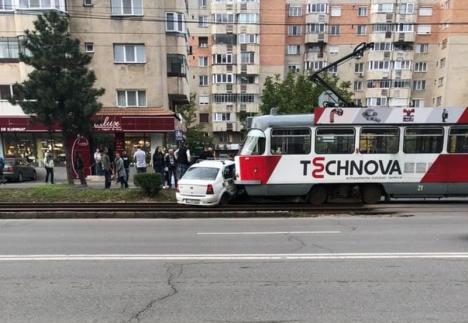 Dimineaţă cu bucluc: O Dacie şi un tramvai s-au 'pupat' în Nufărul (FOTO)