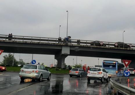 Un tânăr a ameninţat că se aruncă de pe pasajul din Calea Aradului din Oradea
