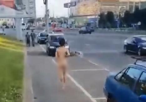 Tânăr filmat alergând în pielea goală prin Oradea (VIDEO)