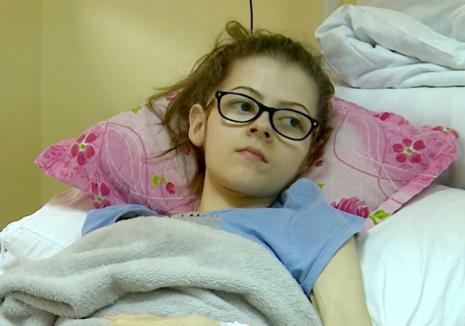 Operaţie în premieră naţională, la Spitalul Municipal din Oradea: Pacienta - o tânără de 19 ani care ajunsese să cântărească doar 31 de kilograme! (VIDEO)