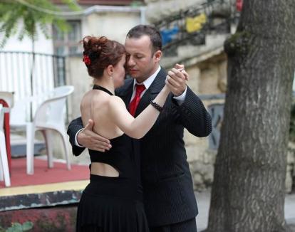 Do you tango? Doi dansatori din Budapesta îi invită pe orădeni să înveţe tango argentinian