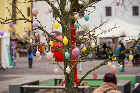 Vreme de iarnă, la Târgul de Paști din Oradea. Comercianții se plâng de lipsa clienților (FOTO)