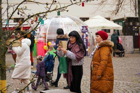 Vreme de iarnă, la Târgul de Paști din Oradea. Comercianții se plâng de lipsa clienților (FOTO)