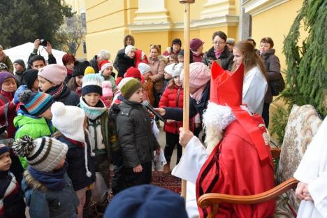 Produse handmade, cadouri de la Moş Nicolae şi bucurie, la Târgul Caritabil de Advent, oganizat de Episcopia Romano-Catolică de Oradea (FOTO / VIDEO)