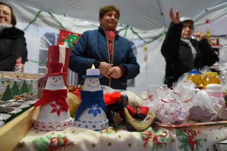 Produse handmade, cadouri de la Moş Nicolae şi bucurie, la Târgul Caritabil de Advent, oganizat de Episcopia Romano-Catolică de Oradea (FOTO / VIDEO)