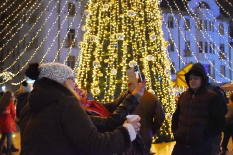 „Fiţi buni unii cu alţii”: Ştefan Hruşcă i-a colindat pe orădeni, la Târgul de Crăciun (FOTO / VIDEO)
