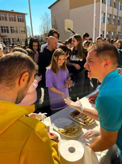 Elevii de la Colegiul Economic din Oradea au organizat un târg cu bunătăţi în curtea şcolii (FOTO)
