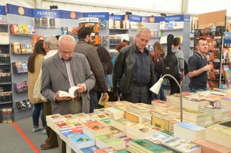 'Poftiţi de cumpăraţi carte!'. S-a deschis Târgul Gaudeamus, în Parcul 1 Decembrie (FOTO)