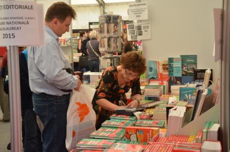 'Poftiţi de cumpăraţi carte!'. S-a deschis Târgul Gaudeamus, în Parcul 1 Decembrie (FOTO)