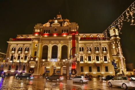Fundițe, luminițe, urși polari și... ploaie: Au fost aprinse luminile de Crăciun în Oradea (FOTO/VIDEO)