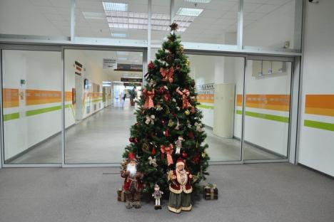 Sute de fapte bune pe un singur hol: Târg de Crăciun la Celestica Oradea, susţinut de companie pentru ONG-urile din oraş (FOTO)