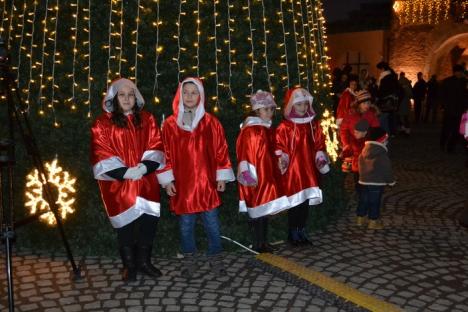 Cetatea luminiţelor: Moşuleţii au deschis prima ediţie a Târgului de Crăciun din Oradea (FOTO / VIDEO)