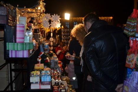 Cetatea luminiţelor: Moşuleţii au deschis prima ediţie a Târgului de Crăciun din Oradea (FOTO / VIDEO)