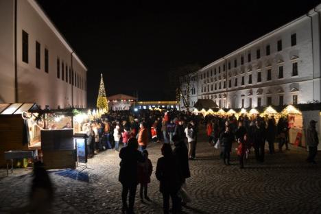 Cetatea luminiţelor: Moşuleţii au deschis prima ediţie a Târgului de Crăciun din Oradea (FOTO / VIDEO)