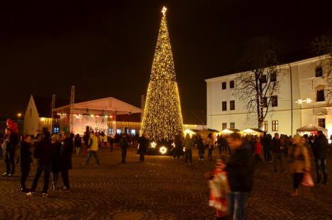 Cetatea luminiţelor: Moşuleţii au deschis prima ediţie a Târgului de Crăciun din Oradea (FOTO / VIDEO)