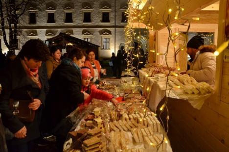 Cetatea luminiţelor: Moşuleţii au deschis prima ediţie a Târgului de Crăciun din Oradea (FOTO / VIDEO)