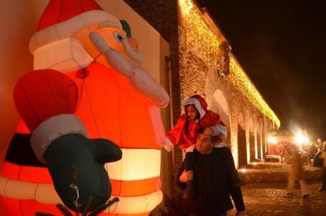 Cetatea luminiţelor: Moşuleţii au deschis prima ediţie a Târgului de Crăciun din Oradea (FOTO / VIDEO)