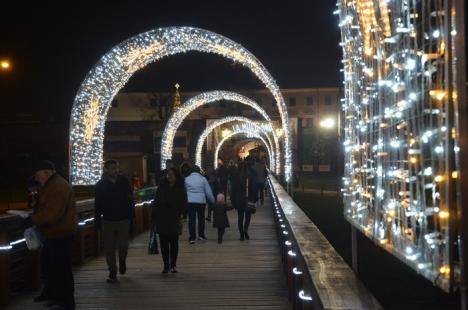 Cetatea luminiţelor: Moşuleţii au deschis prima ediţie a Târgului de Crăciun din Oradea (FOTO / VIDEO)