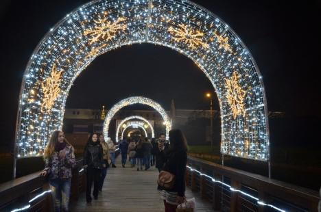 Cetatea luminiţelor: Moşuleţii au deschis prima ediţie a Târgului de Crăciun din Oradea (FOTO / VIDEO)