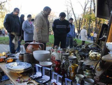 O nouă ediţie a târgului de obiecte antice cu mici şi bere în Parcul Bălcescu 