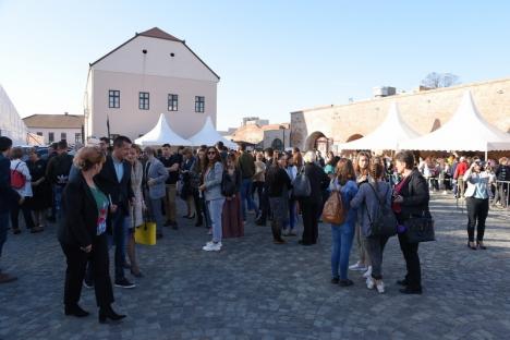 Cel mai mare târg de orientare în carieră din ţară, la Cetatea Oradea: Multă lume, dar interacţiune cam puţină (FOTO / VIDEO)