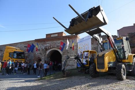 Cel mai mare târg de orientare în carieră din ţară, la Cetatea Oradea: Multă lume, dar interacţiune cam puţină (FOTO / VIDEO)